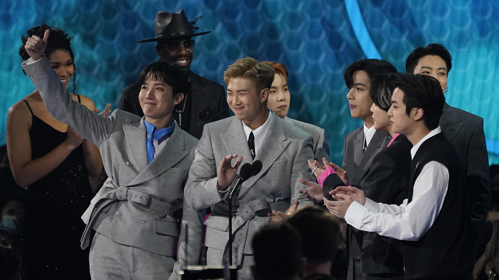 “BTS” хамтлаг “American Music Awards”-ын Оны шилдэг дуучнаар шалгарав