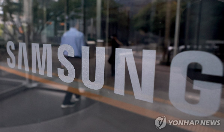Томруулж харах “Samsung”-ын гурав эвхэгддэг ухаалаг гар утсыг танилцуулна