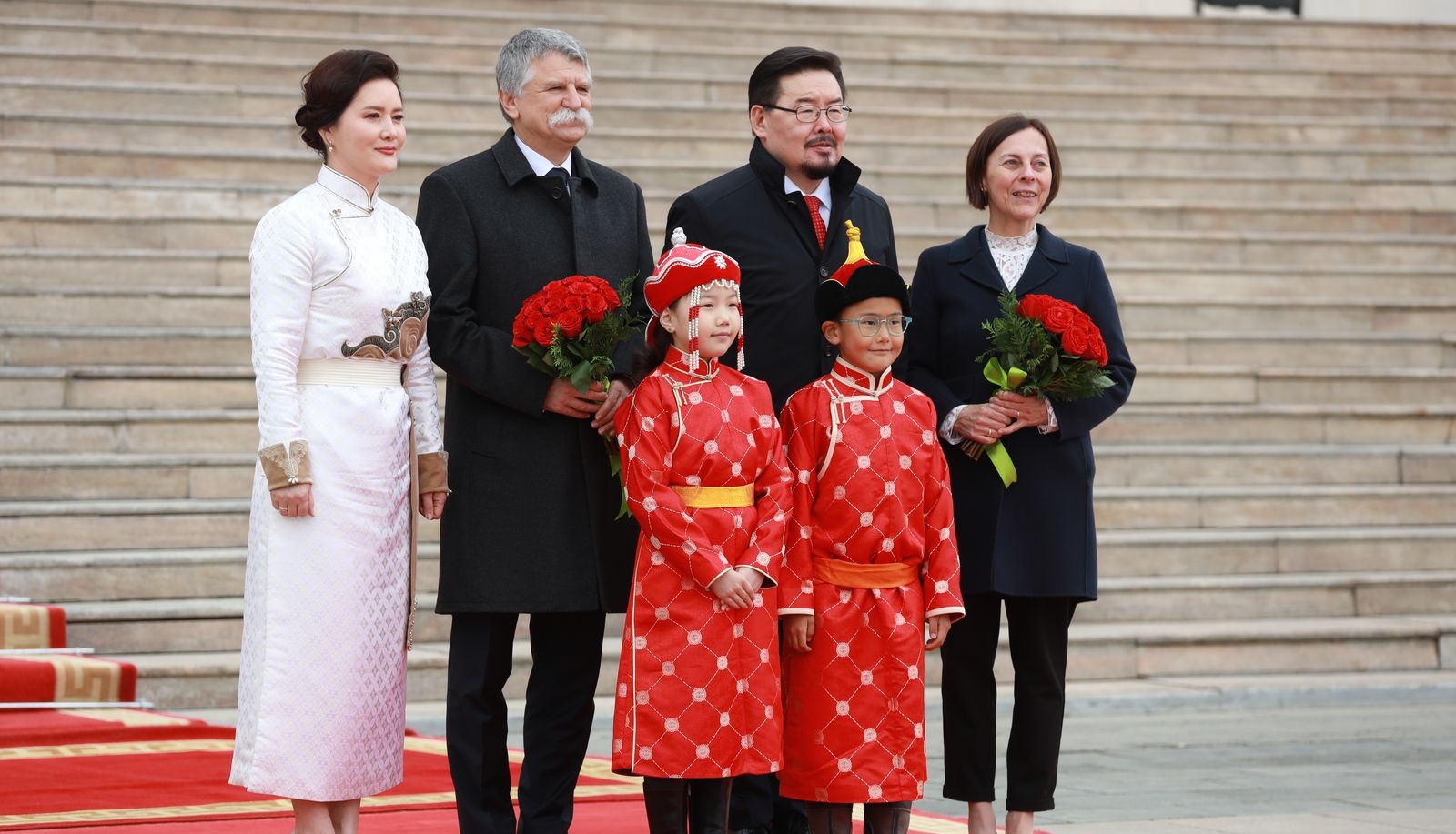 Унгар улсын Үндэсний Ассамблейн дарга Көвер Ласло, түүний гэргий Бэкк Мариа нарыг Д.Сүхбаатарын талбайд угтан авлаа