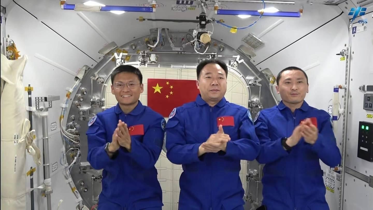 Хятадын нисгэгчид задгай сансарт ажиллана