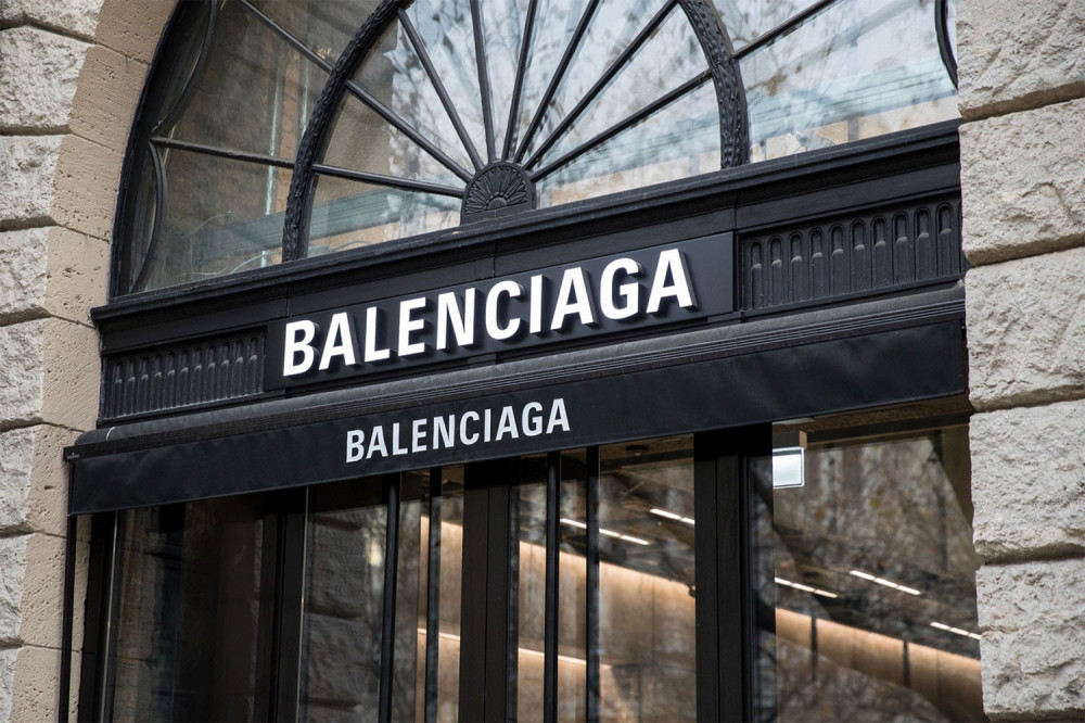 Нэр хүнд нь унахад нөлөөлсөн компаниас “Balenciaga” $25 саяыг нэхэмжлэв