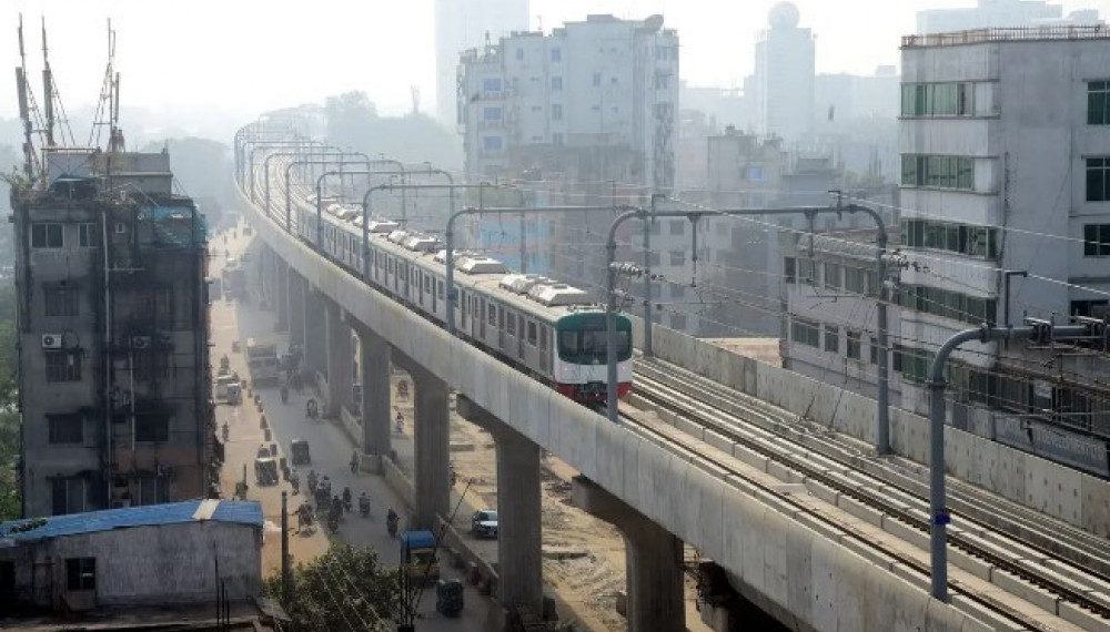 Түгжрэлээр “толгой цохидог” Бангладешийн нийслэлд метроны анхны шугам нээгдлээ
