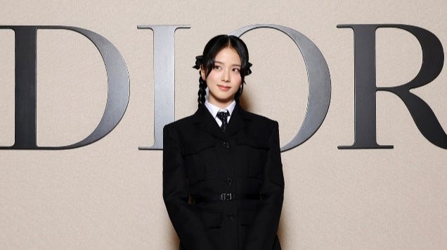 Christian Dior брендийн Намар-Өвлийн бэлэн хувцасны шоунд Ким Жисү оролцлоо