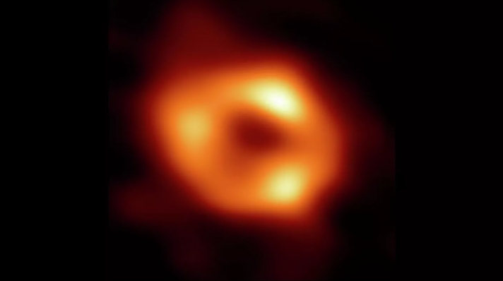 Эрдэмтэд манай галактикийн төв дэх хар нүхний анхны зургийг нийтэлжээ