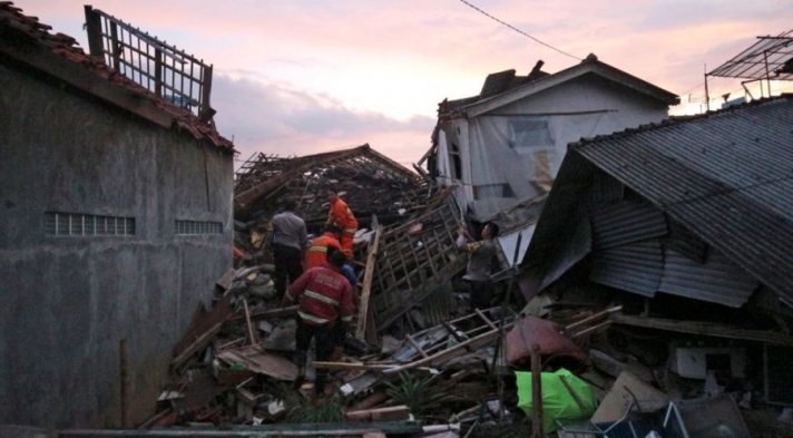 Индонезид газар хөдөлсний улмаас 162 хүн амиа алджээ