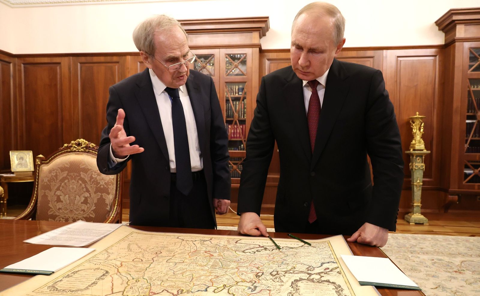 17 дугаар зуунд Украин улс байгаагүйг Путин газрын зураг дээр батлан харуулав