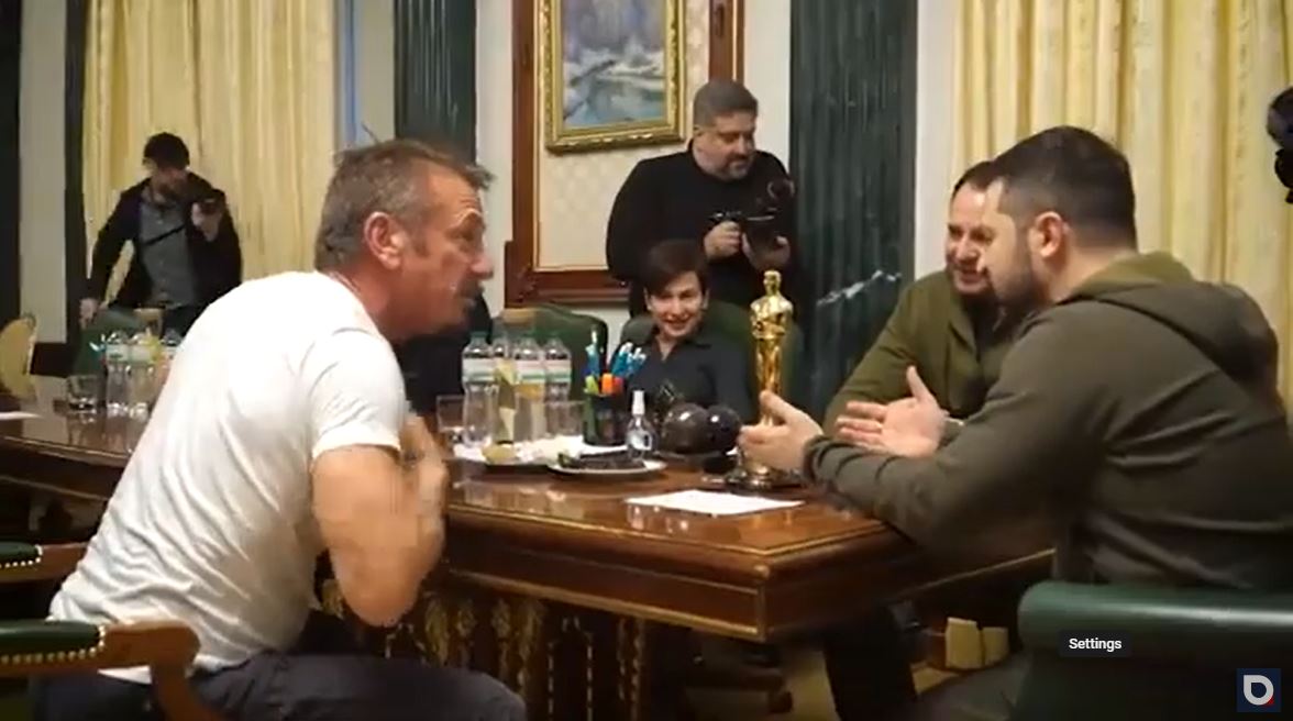 Шон Пенн Украины ард түмний ялалтад итгэх итгэлийн бэлгэ тэмдэг болгон Зеленскийд Оскараа гардуулжээ