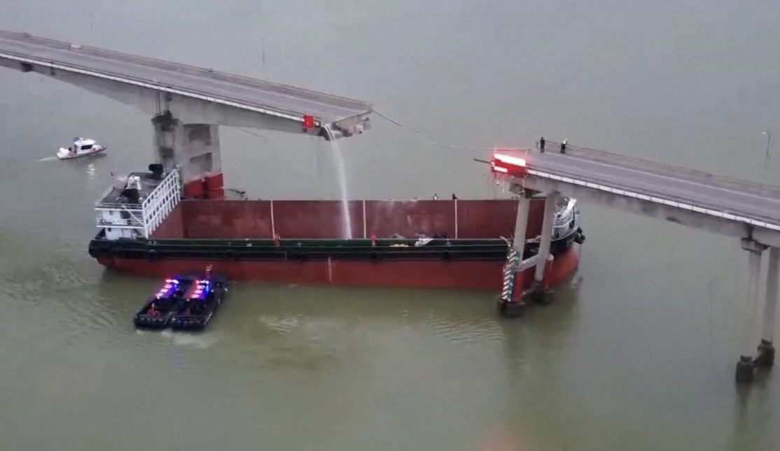 Хятадад ачааны хөлөг онгоц гүүр мөргөсний улмаас автомашинууд голын усанд живж, хүний амь эрстжээ