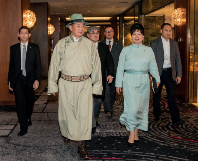 Монгол Улсын Ерөнхийлөгч Цог Жавхлант Хаан гуравдугаар Чарльзтай уулзаж, Хааны гэр бүл, Британийн ард түмэнд баяр хүргэнэ