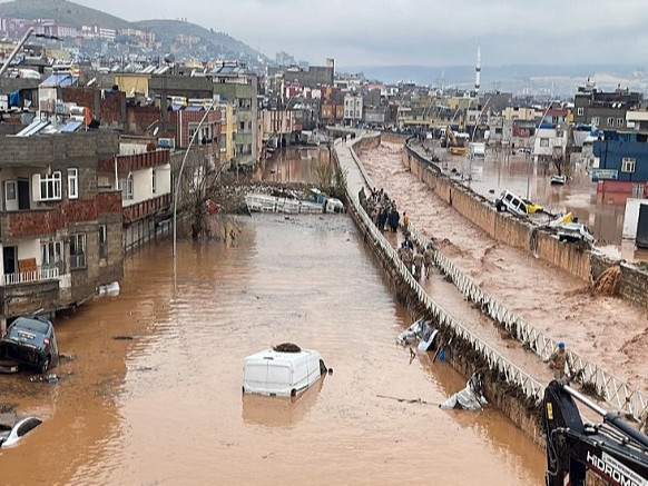 Туркийн газар хөдлөлтөд нэрвэгдсэн хоёр хотод үер болж 14 хүн амиа алджээ