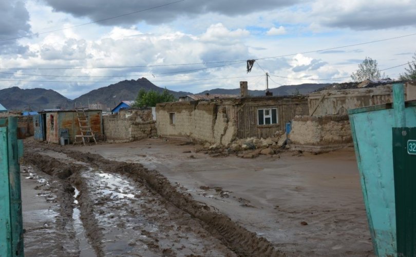 Баян-Өлгийд 55 айлын хашаа байшин усанд автжээ