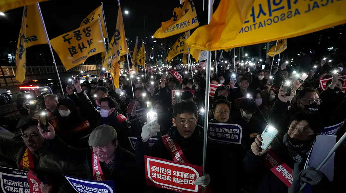 Солонгост эмч нар Засгийн газраа эсэргүүцэж, ажил хаяад байна