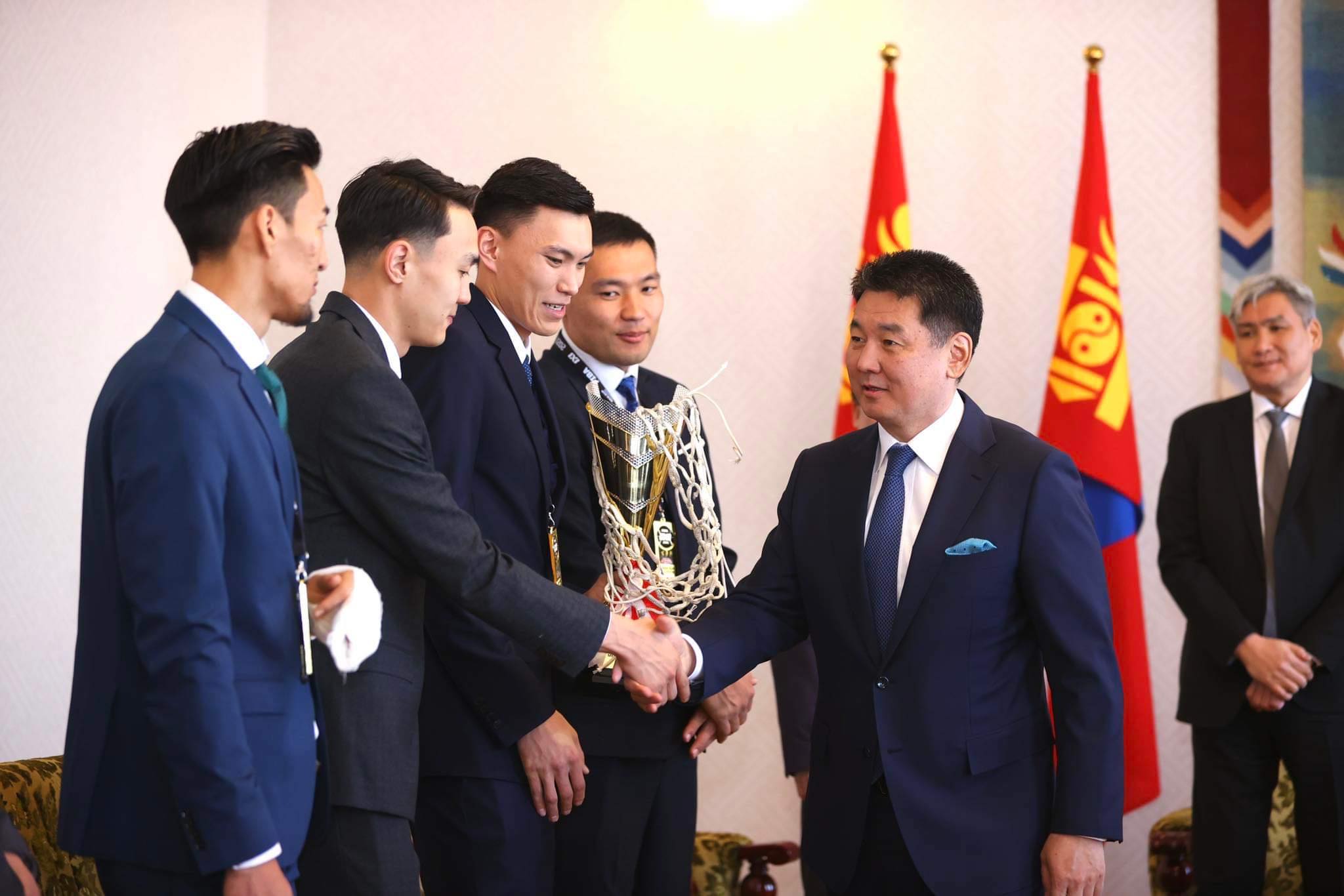 Монгол Улсын Ерөнхийлөгч сагсан бөмбөгчдийг хүлээн авч уулзав