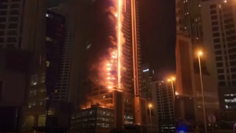 Дубайн өндөр барилгад гал гарч, бүх давхар галд автжээ