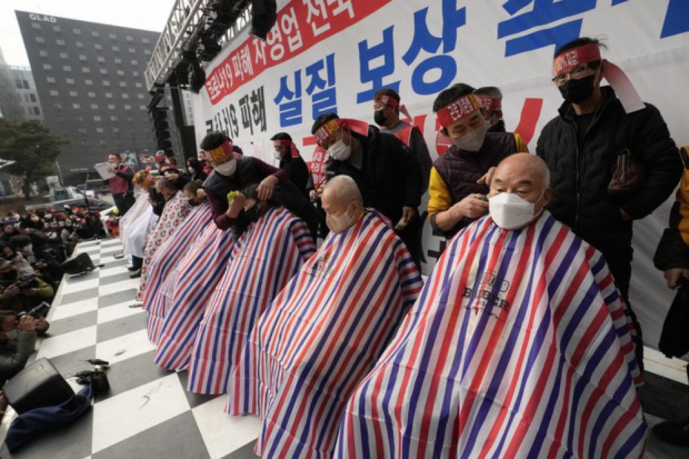 Өмнөд Солонгосын бизнес эрхлэгчид хөл хориог эсэргүүцэн үсээ хуслаа