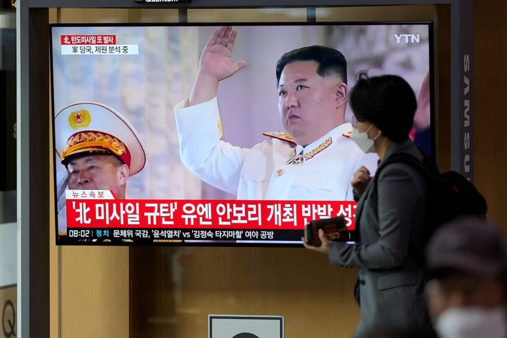 БНСУ-ын олон ангит киног үзсэн Хойд Солонгосын гурван хүүхдийг олны өмнө ЦААЗАЛЖЭЭ