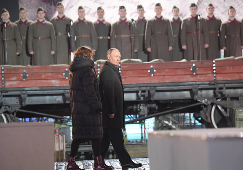 ВИДЕО: Путин зэвсгийн үзэсгэлэн үзэж, найрал дуучид дайны тухай дуу дуулж өгөв