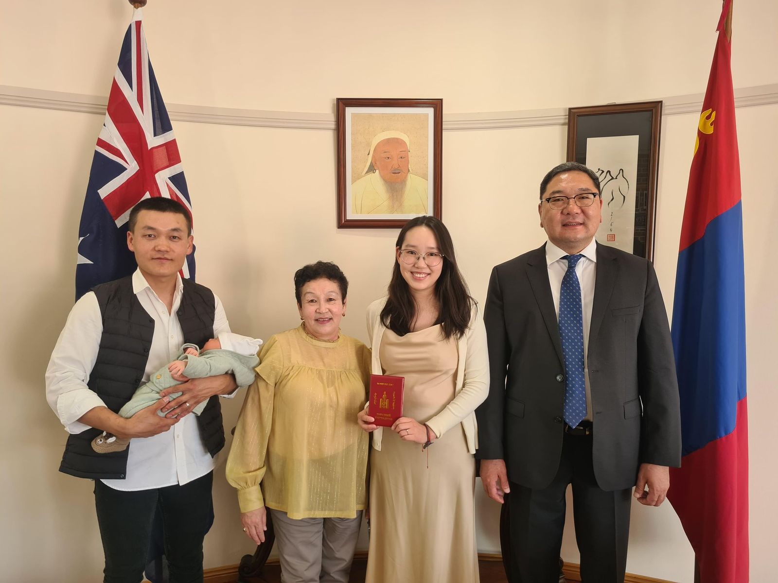 Дэлхийн хүн ам найман тэрбум болсон өдөр Австралид мэндэлсэн монгол хүү төрсний гэрчилгээгээ авчээ